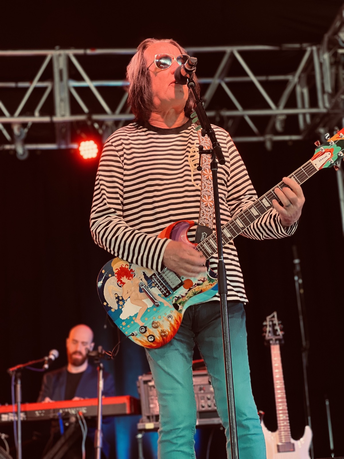 Todd Rundgren belting a Beatles tune