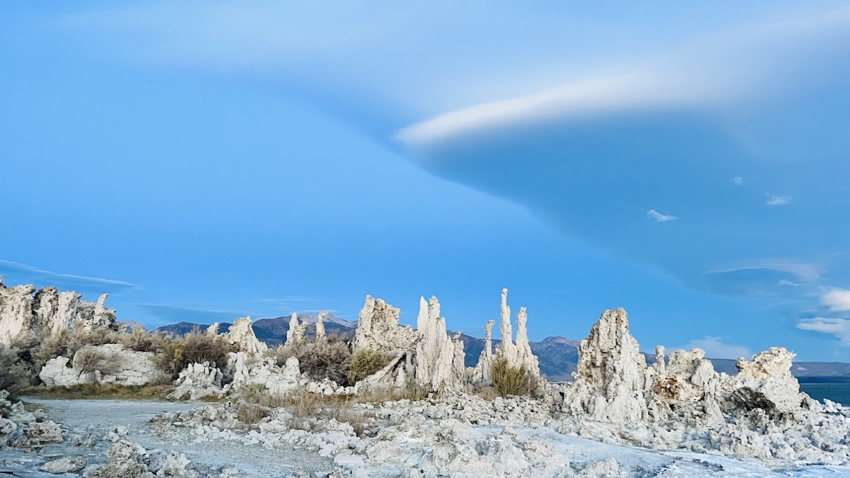 Wave cloud emerges