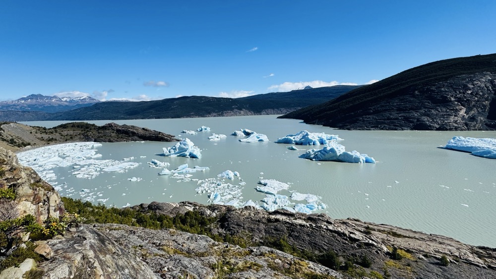 Icebergs in Lake Grey