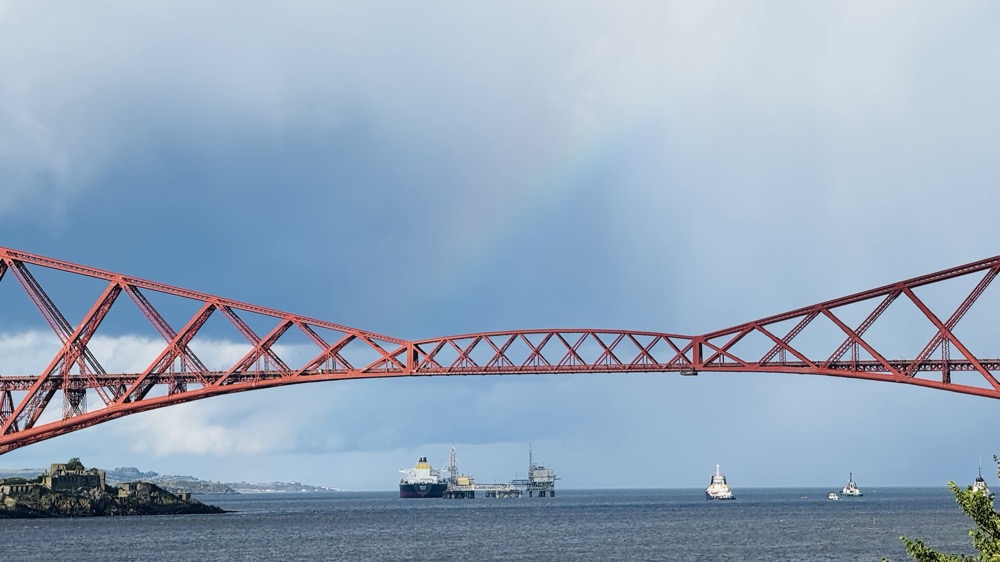 Rail bridge across the Forth