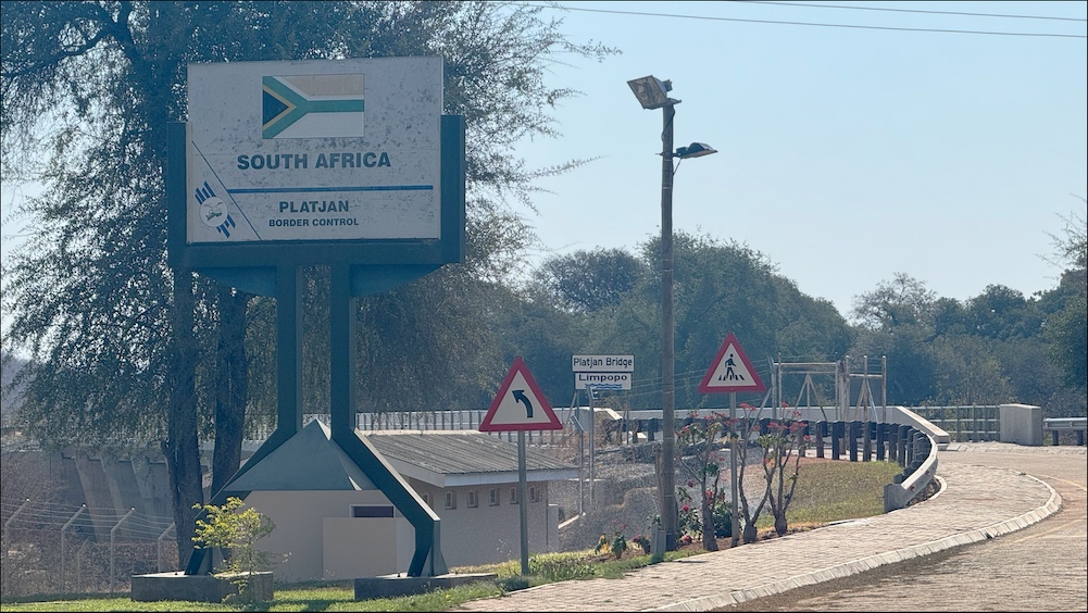 Bridge over Limpopo at Platjan border