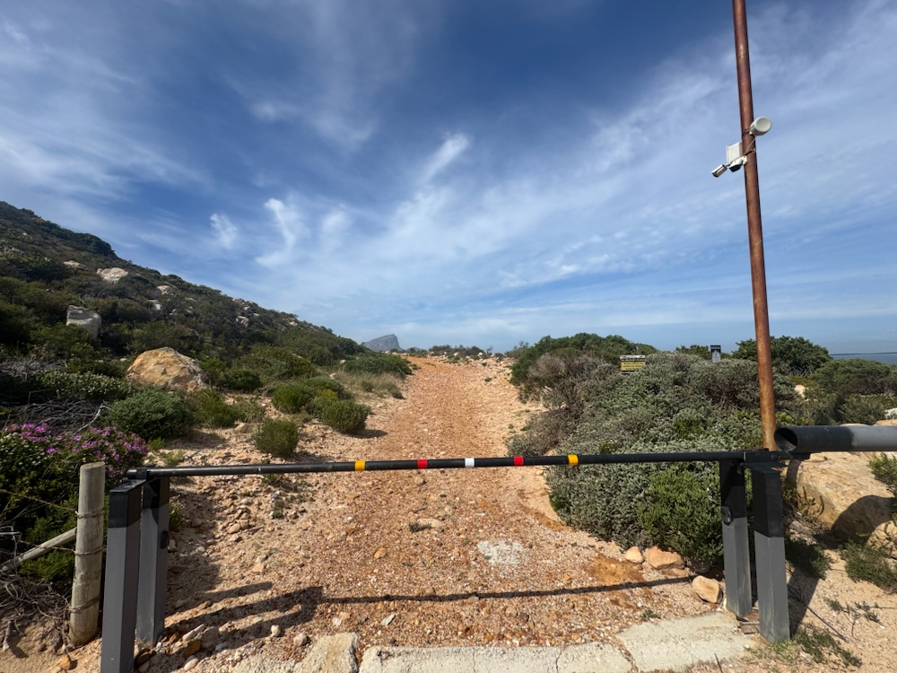 The Rooi-Els gravel path to Cape rockjumper territory